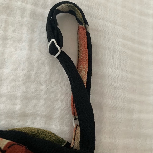 2 for $20 🎀 Floral cold shoulder tank top - Picture 5 of 5